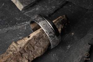 Titanring med nålhamrad yta
