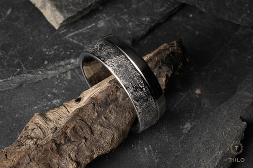 Titanring med nålhamrad yta