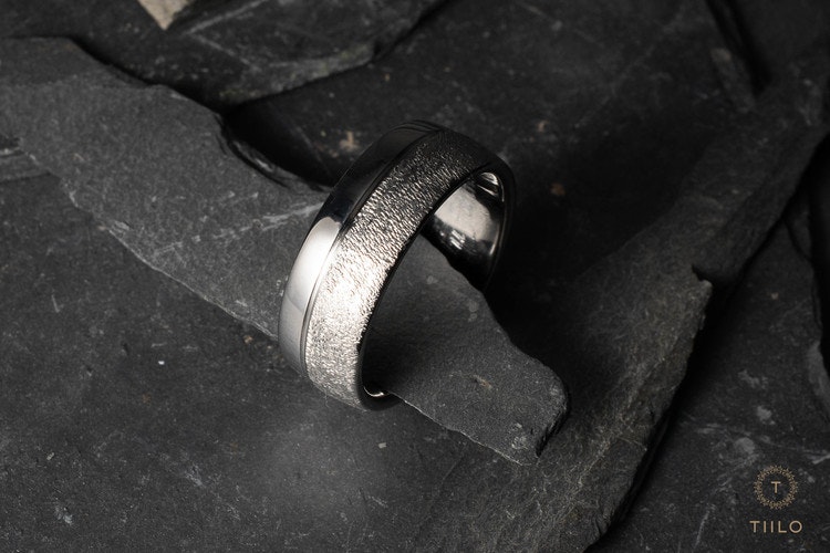 Titanring med nålhamrad yta