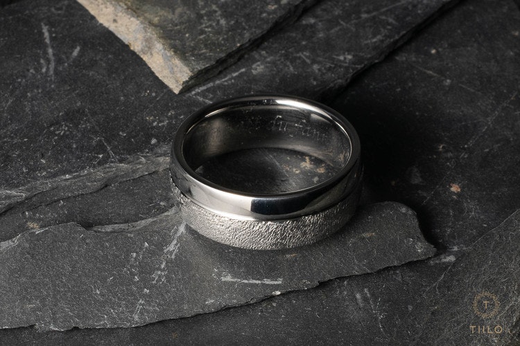 Titanring med nålhamrad yta