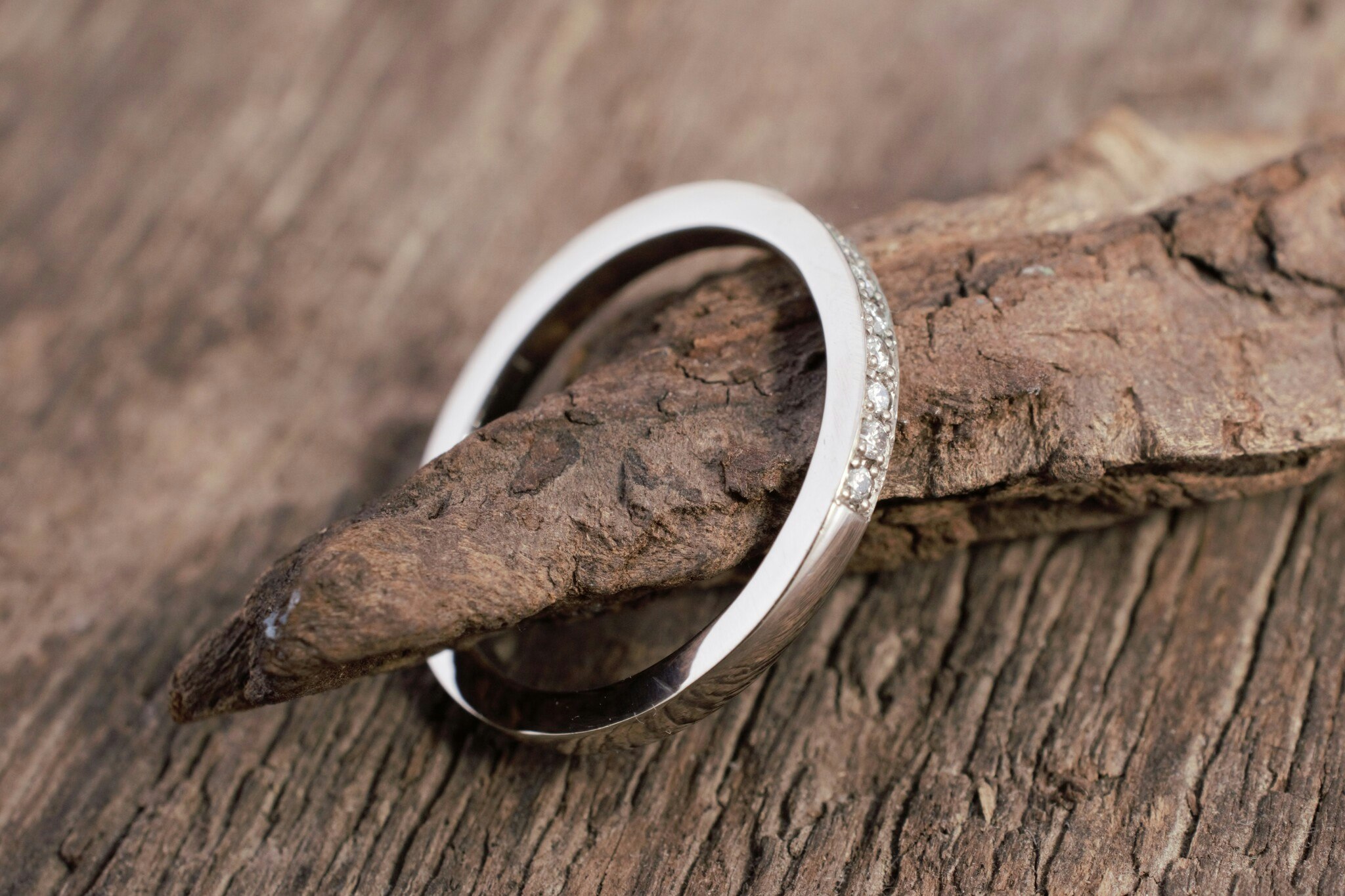 Vacker ring i vitt guld