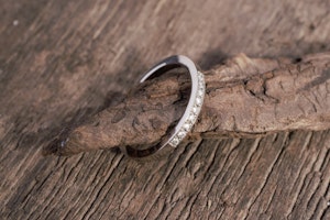 Vacker ring i vitt guld