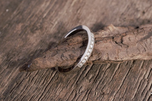 Vacker ring i vitt guld