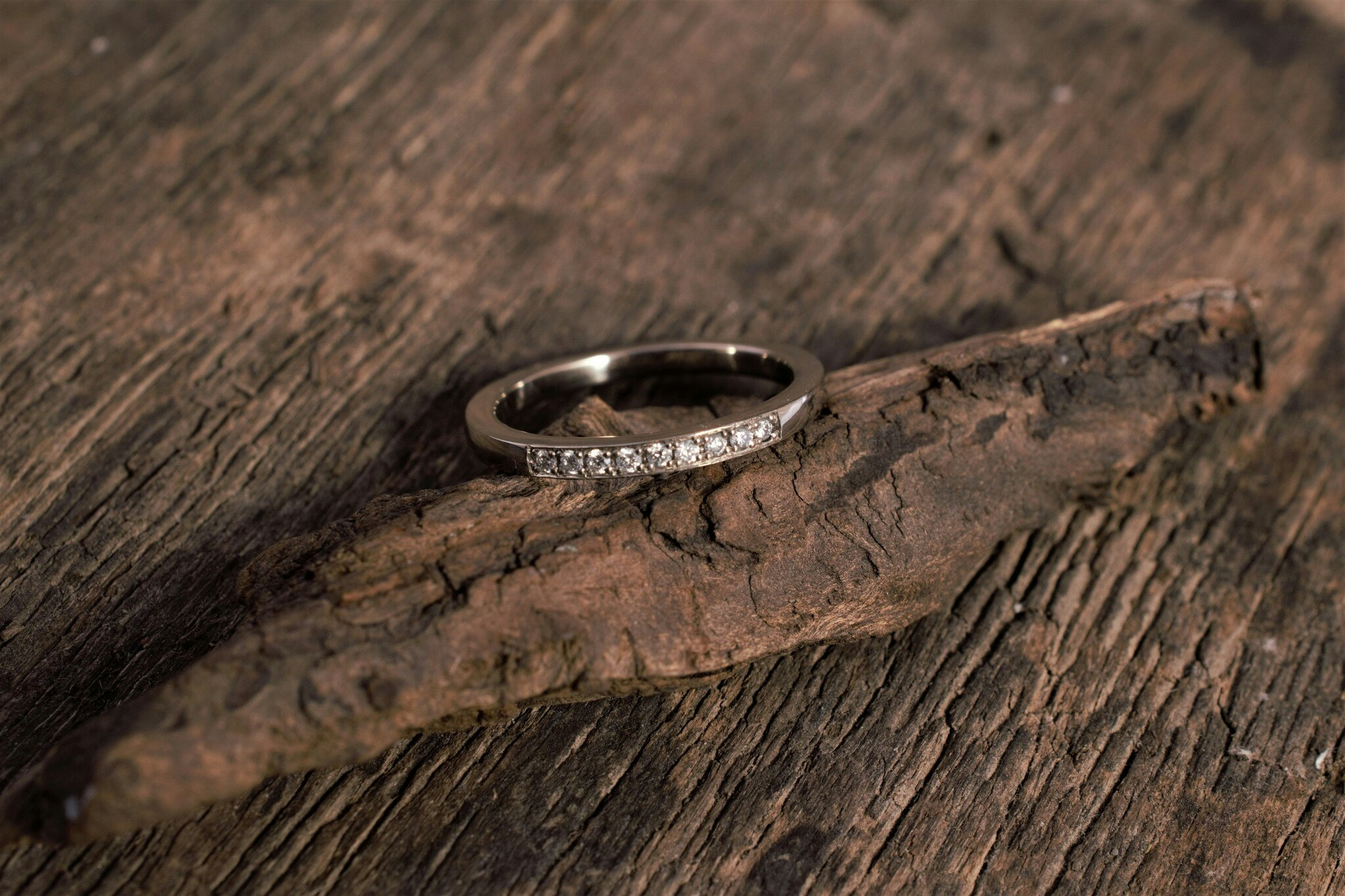 Vacker ring i vitt guld