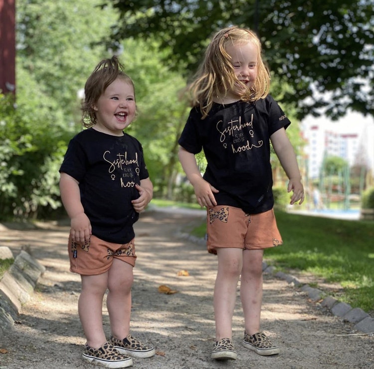 T-shirt "Sisterhood" - barn