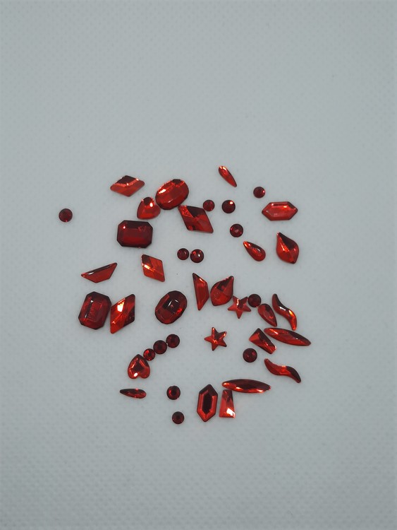 Stora Röda stenar med silver botten mixade former ca 40 i påsen