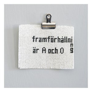 FRAMFÖRHÅLLNING ÄR A OCH O 18x18 vit kant