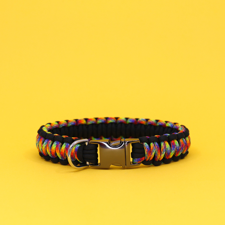 Flerfärgat hundhalsband knutet för hand i paracord – en väldigt slitstark nylonlina.
