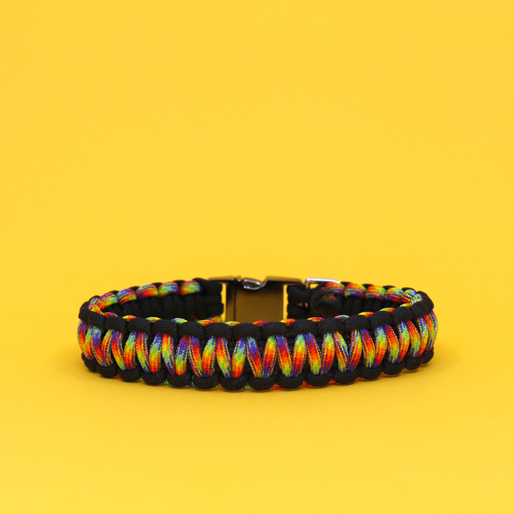 Flerfärgat hundhalsband knutet för hand i paracord – en väldigt slitstark nylonlina.