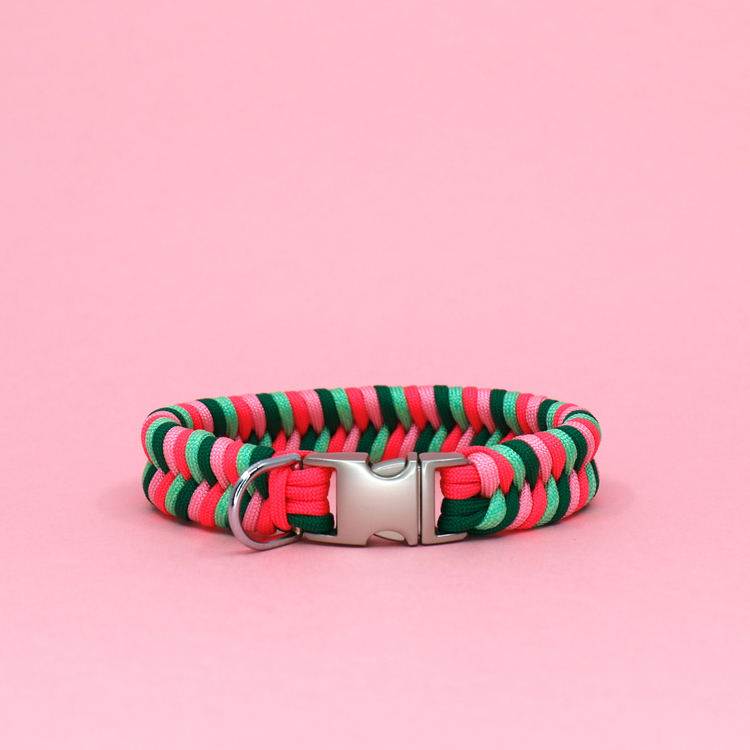 Rosa, grönt och mintgrönt hundhalsband knutet för hand i paracord – en väldigt slitstark nylonlina.