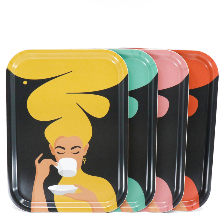 Fyra rektangulära brickor med fyra olika färger (gul, turkos, rosa och röd) av motivet Kaffekvinna. Kaffekvinnan har stort böljande hår, bär ett feministörhänge och njuter av en kopp kaffe.