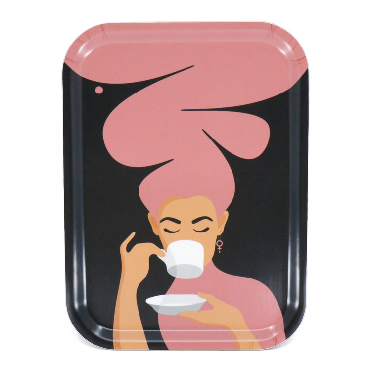 Rektangulär bricka med motivet Kaffekvinna i rosa. Kaffekvinnan har stort böljande hår, bär ett feministörhänge och njuter av en kopp kaffe.