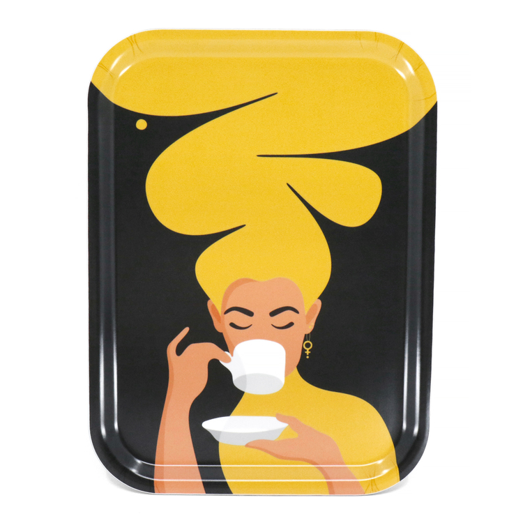 Rektangulär bricka med motivet Kaffekvinna i gult. Kaffekvinnan har stort böljande hår, bär ett feministörhänge och njuter av en kopp kaffe.