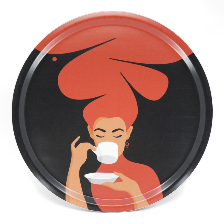 Rund bricka med motivet Kaffekvinna i rött. Kaffekvinnan har stort böljande hår, bär ett feministörhänge och njuter av en kopp kaffe.