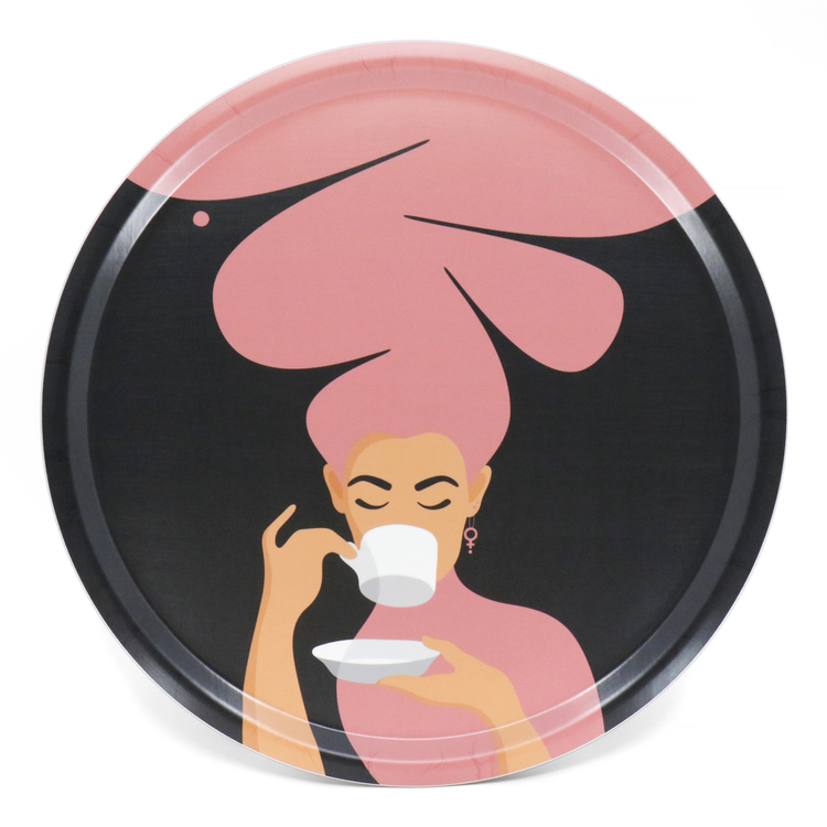 Rund bricka med motivet Kaffekvinna i rosa. Kaffekvinnan har stort böljande hår, bär ett feministörhänge och njuter av en kopp kaffe.