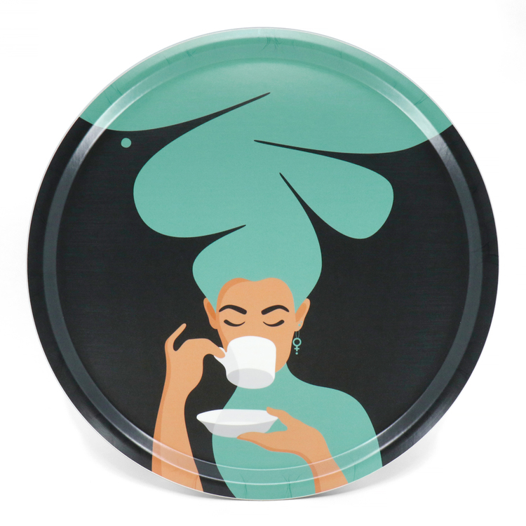 Rund bricka med motivet Kaffekvinna i turkos. Kaffekvinnan har stort böljande hår, bär ett feministörhänge och njuter av en kopp kaffe.