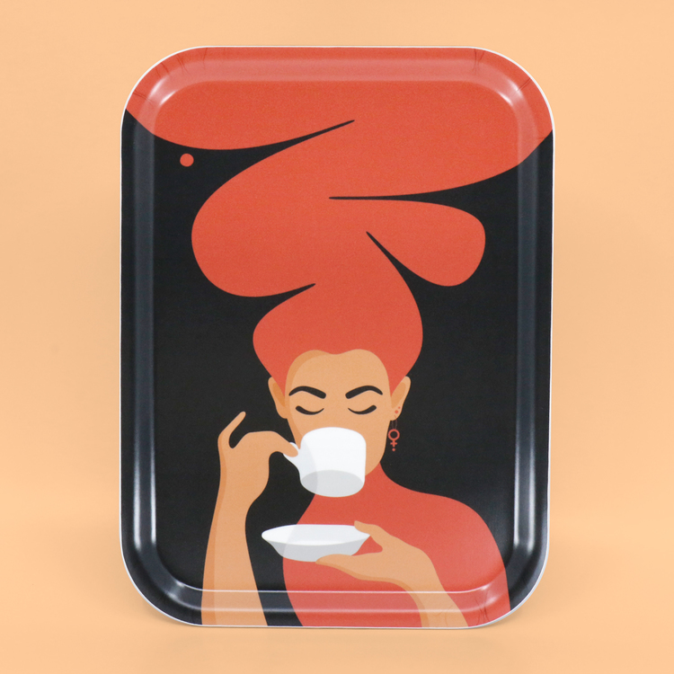 Rektangulär bricka med motivet Kaffekvinna i rött. Kaffekvinnan har stort böljande hår, bär ett feministörhänge och njuter av en kopp kaffe.