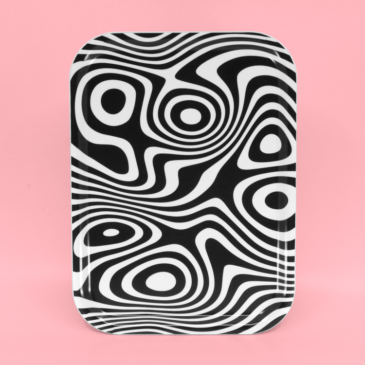 Liten rektangulär svartvit bricka med ett abstrakt, snurrigt och hypnotiskt mönster.