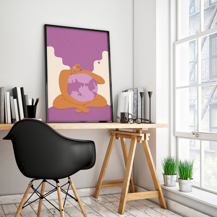 Poster med den lila Moder Jord inramad på ett skrivbord. Format 50x70 cm.