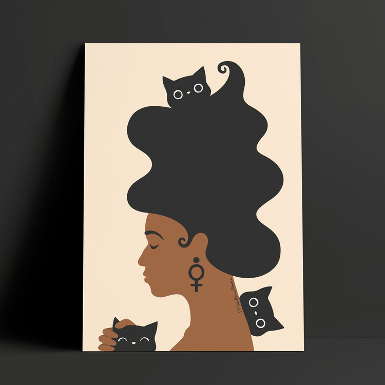Gul poster / print med motivet Kattkvinnan – en kvinna med stort böljande hår som är omgiven av tre busiga katter. I örat bär hon en venussymbol. Färg: sand / beige.