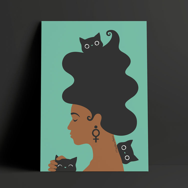 Gul poster / print med motivet Kattkvinnan – en kvinna med stort böljande hår som är omgiven av tre busiga katter. I örat bär hon en venussymbol. Färg: mint / turkos.