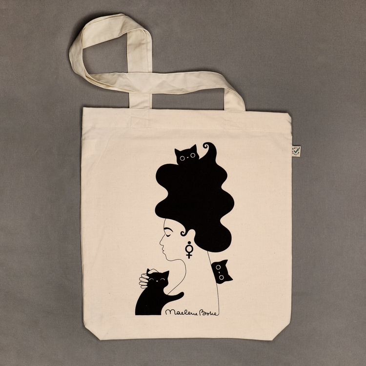 Ekologisk tygpåse / tygkasse med långa handtag och ett svart screentryck med motivet Kattkvinnan – en kvinna med stort böljande hår, örhänge i form av en venussymbol / kvinnosymbol i örat och tre busi