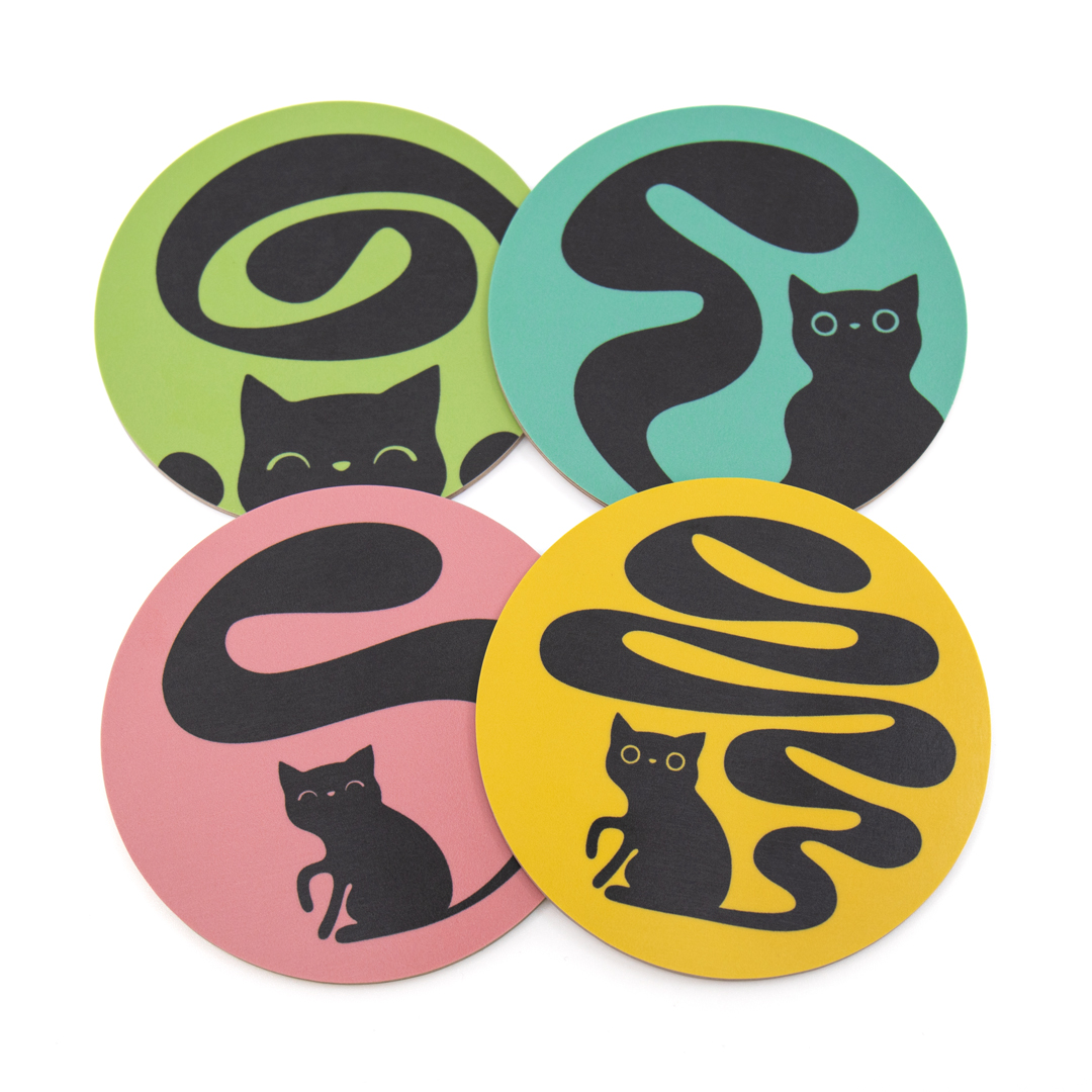 Fyra stycken coasters / glasunderlägg i fyra olika färger med fyra olika svarta och lekfulla katter på. Katterna har långa slingrande svansar. Färger: gul, rosa, turkos och grön.