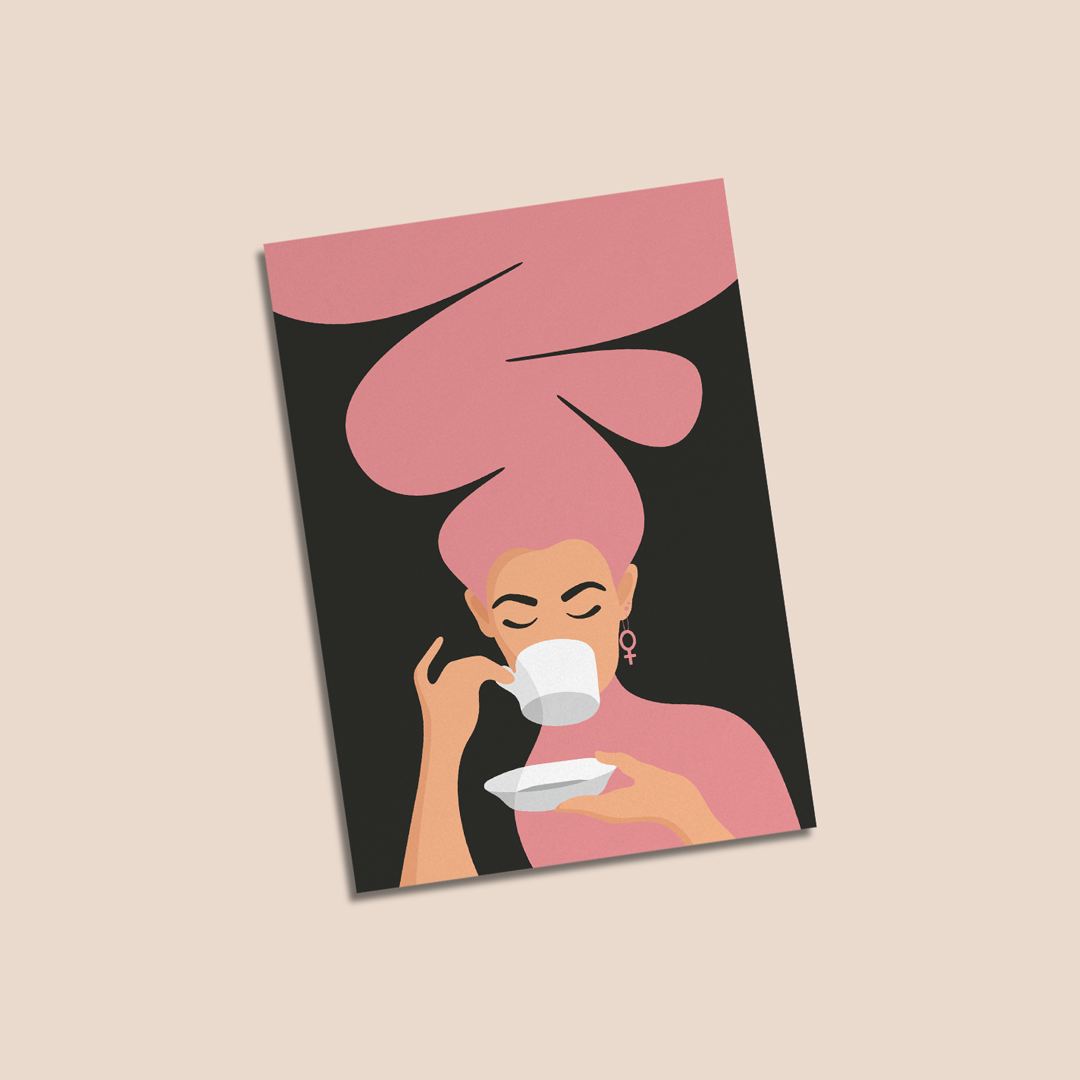Vykort i storlek A6 med motivet Kaffekvinnan – en kvinna med stort bubbligt hår, feministörhänge i örat och som njuter av en kopp kaffe. Färg: rosa.