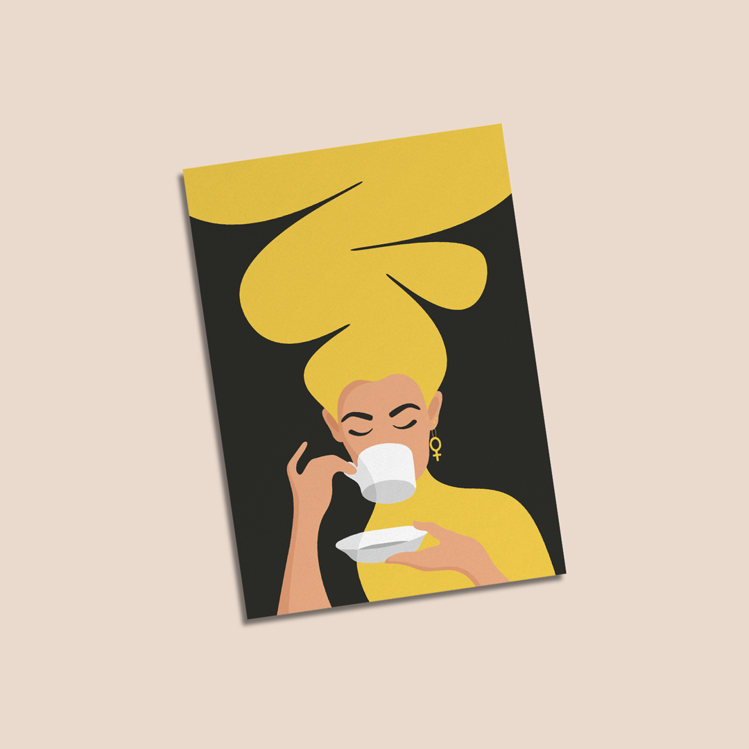 Print i storlek A5 med motivet Kaffekvinnan – en kvinna med stort bubbligt hår, feministörhänge i örat och som njuter av en kopp kaffe. Färg: gul.