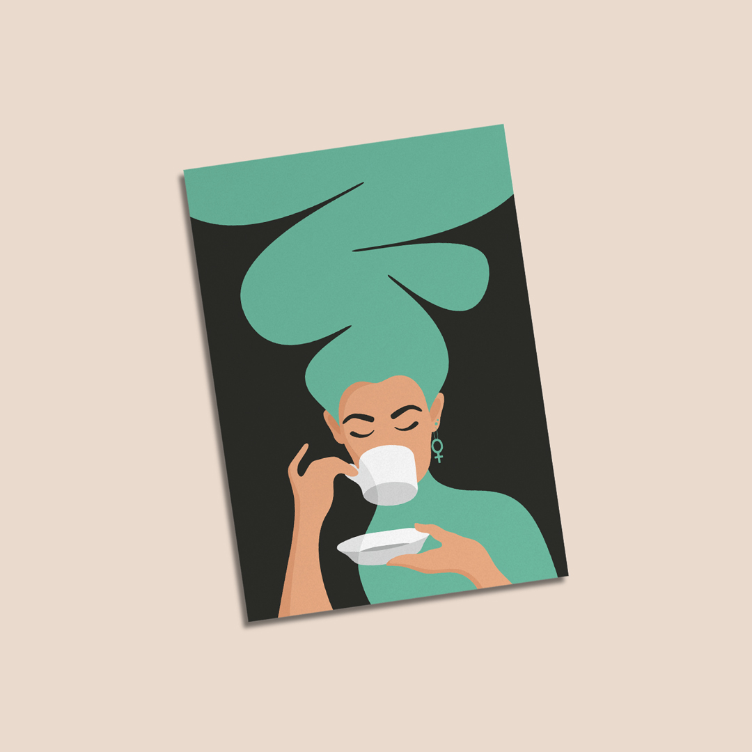 Print i storlek A5 med motivet Kaffekvinnan – en kvinna med stort bubbligt hår, feministörhänge i örat och som njuter av en kopp kaffe. Färg: turkos.