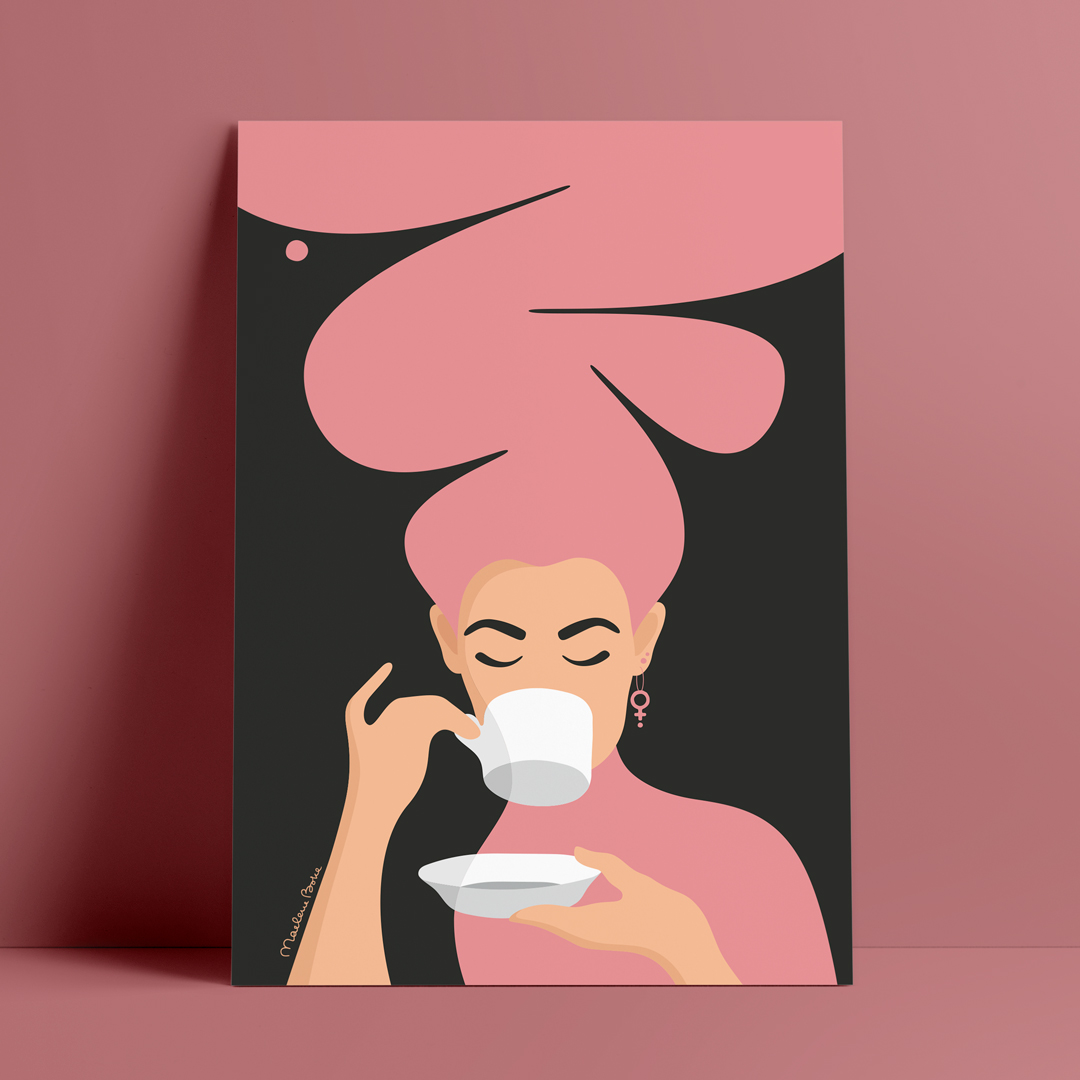 Print / poster med motivet Kaffekvinnan – en kvinna med stort bubbligt hår, en venussymbol i örat och som njuter av en kopp kaffe. Färg: rosa.