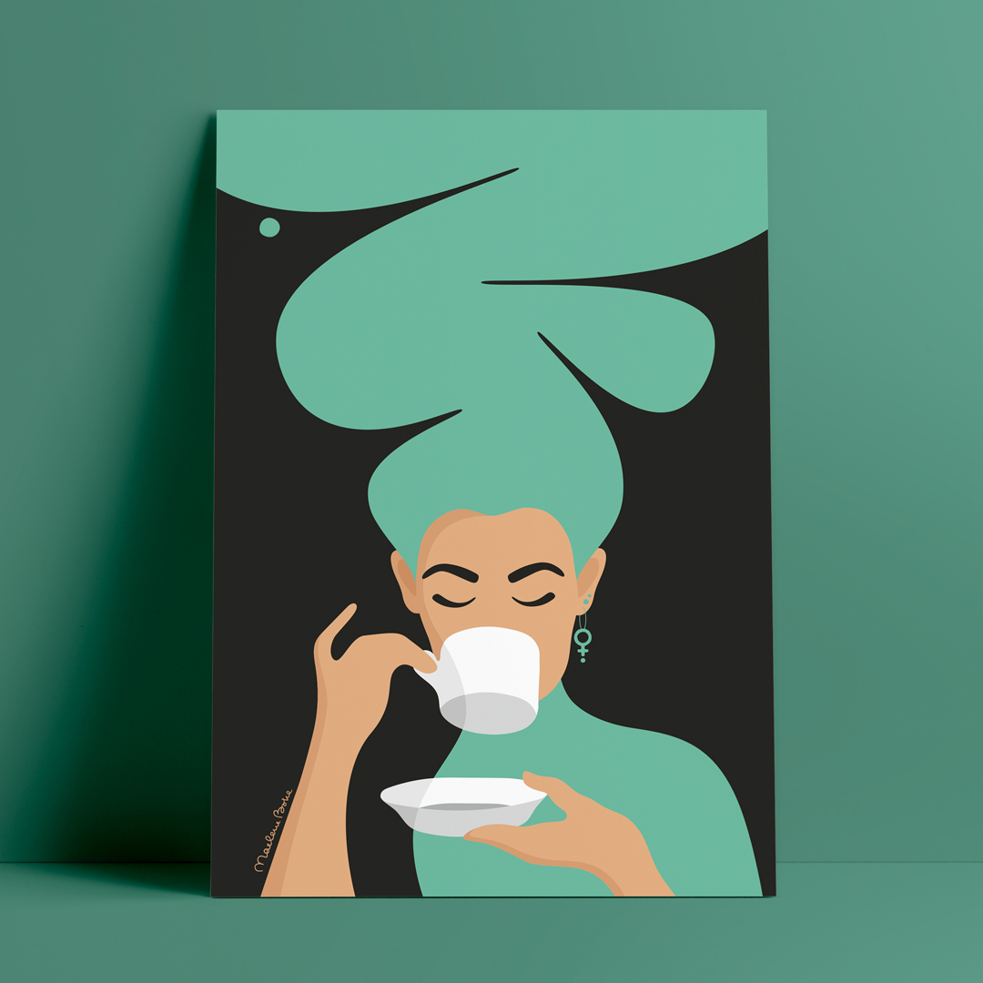 Print / poster med motivet Kaffekvinnan – en kvinna med stort bubbligt hår, en venussymbol i örat och som njuter av en kopp kaffe. Färg: turkos / mint.