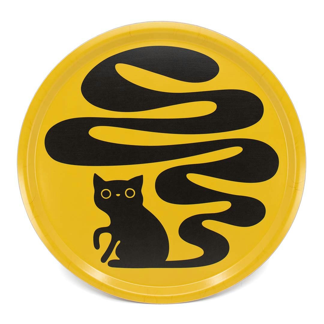 Rund gul bricka med motivet Svanskatten – en svart katt med lång slingrande svans.