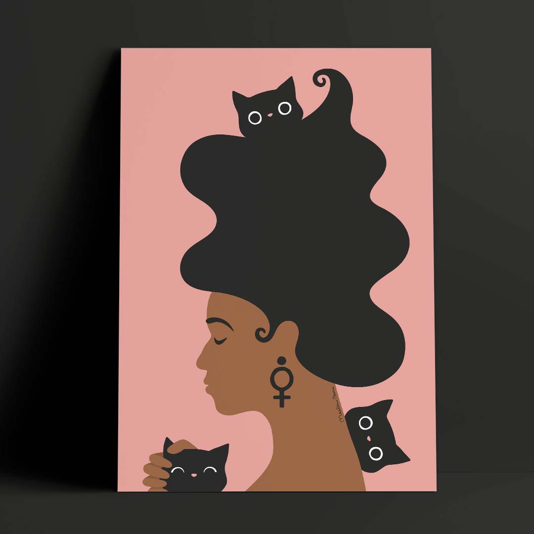 Gul poster / print med motivet Kattkvinnan – en kvinna med stort böljande hår som är omgiven av tre busiga katter. I örat bär hon en venussymbol. Färg: rosa.