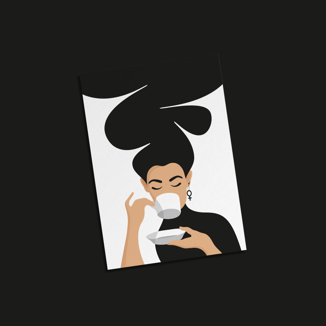 Miniprint / vykort med motivet Kaffekvinnan – en kvinna med stort bubbligt hår, en venussymbol i örat och som njuter av en kopp kaffe. Färg: svartvit.