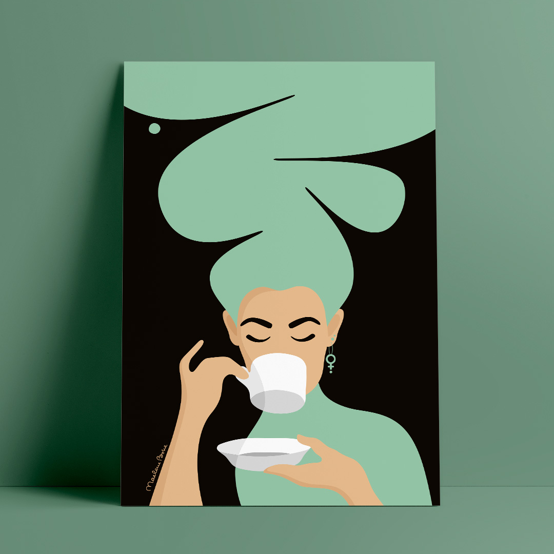 Print / poster med motivet Kaffekvinnan – en kvinna med stort bubbligt hår, en venussymbol i örat och som njuter av en kopp kaffe. Färg: mint / turkos.