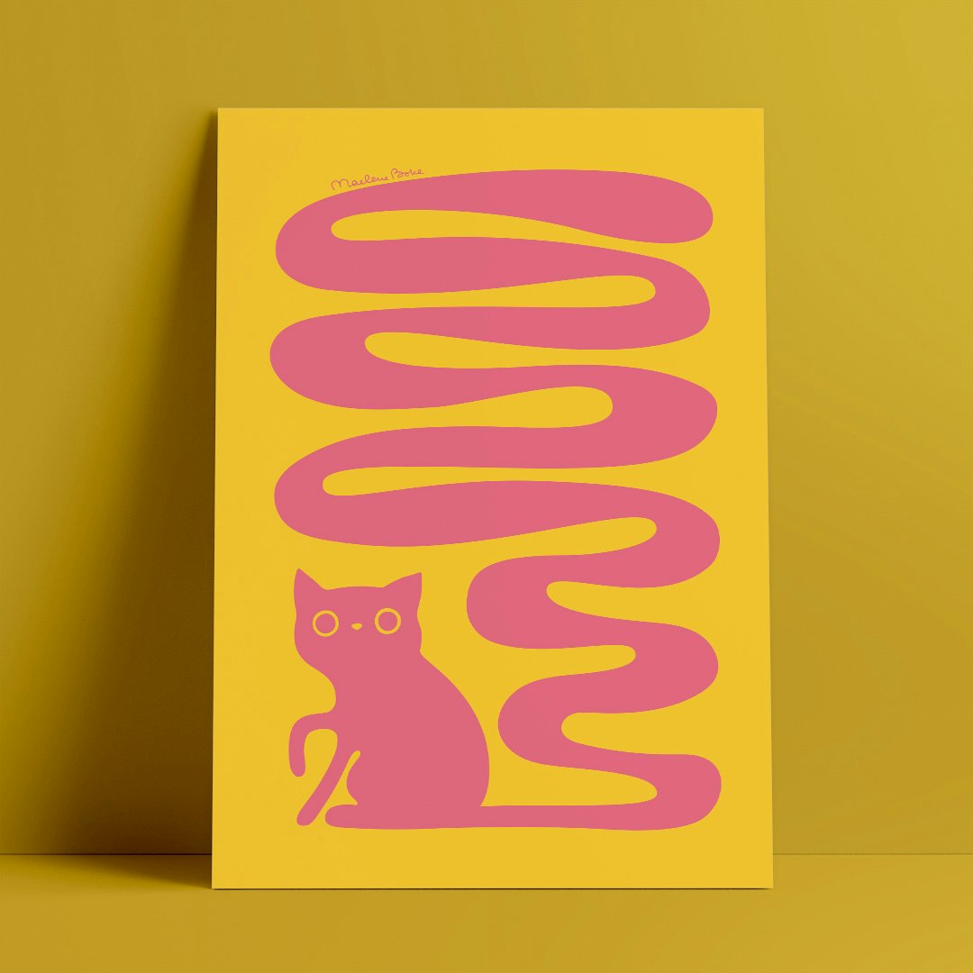 Print / poster med motivet Svanskatten – en katt med lång slingrande svans. Färg: gul och rosa.