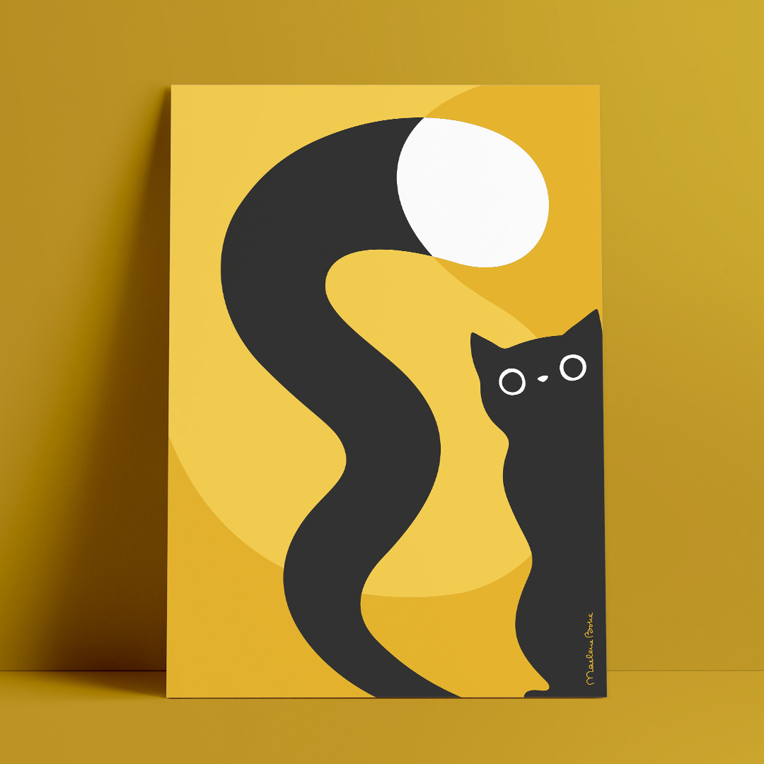 Poster med motivet Nyfiken Katt – en svart katt som kikar fram. Katten har lång slingrande svans. Färg: gul och senapsgul.