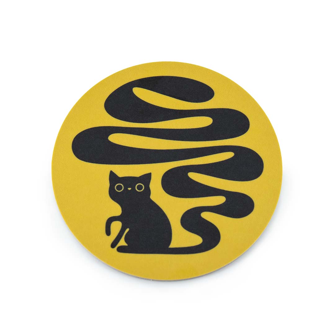 Glasunderlägg / coaster med motivet Svanskatten – en svart katt med lång slingrande svans. Färg: gul.