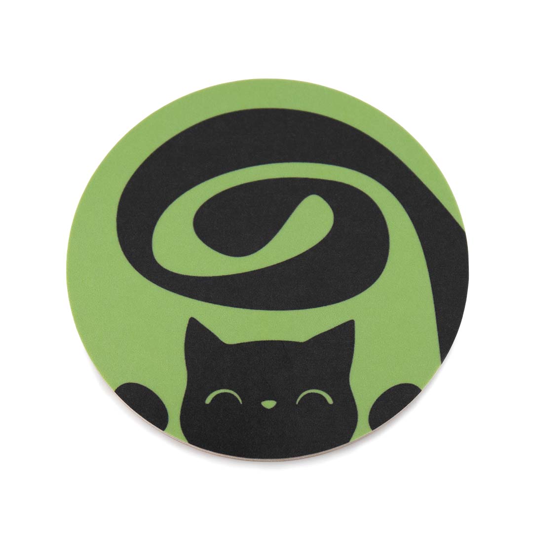 Glasunderlägg / coaster med motivet Glad katt – en svart katt med lång slingrande svans. Färg: grön.