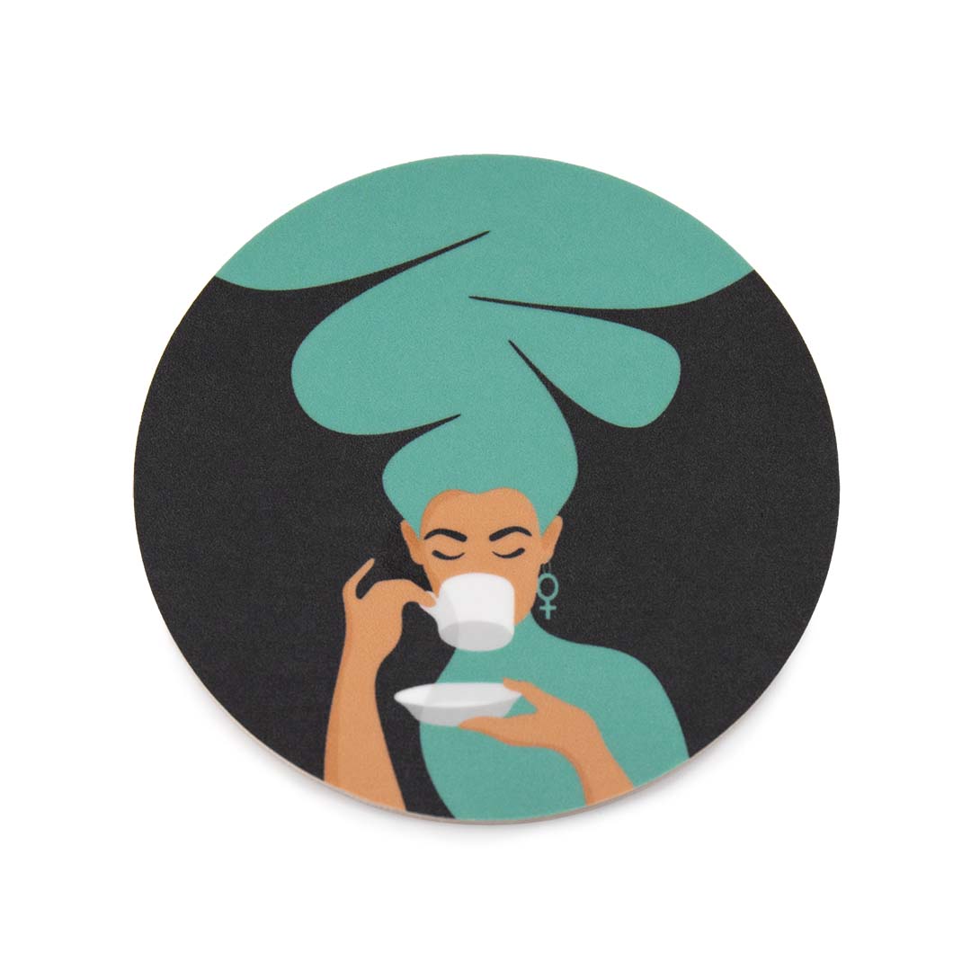 Glasunderlägg / coaster med motivet Kaffekvinnan – en kvinna med stort bubbligt hår som njuter av en kopp kaffe. I örat bär hon en venussymbol. Färg: turkos.