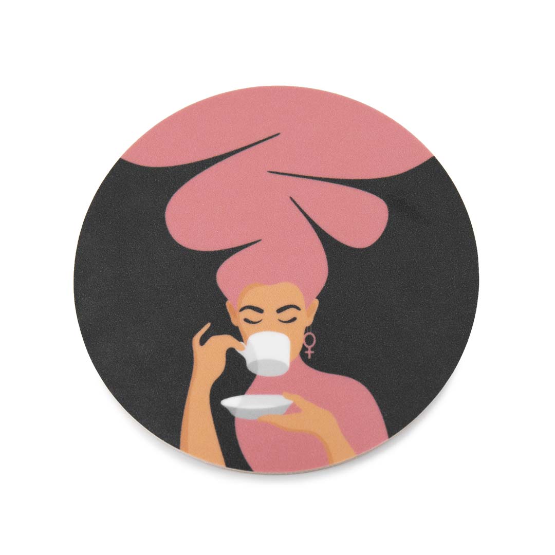 Glasunderlägg / coaster med motivet Kaffekvinnan – en kvinna med stort bubbligt hår som njuter av en kopp kaffe. I örat bär hon en venussymbol. Färg: rosa.