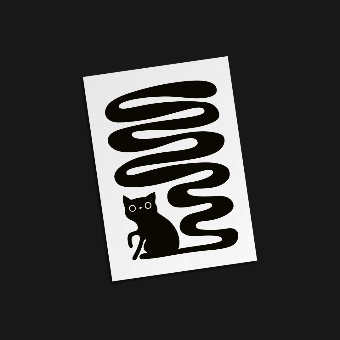 Miniprint / kort / vykort med motivet Svanskatten – en svart katt med lång slingrande svans. Färg: svartvit.