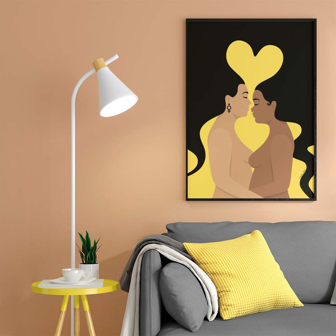 Poster med motivet Kärlek – två kvinnor som omfamnar varandra och vilkas hår är sammanflätat och formar ett hjärta. Färg: gul.