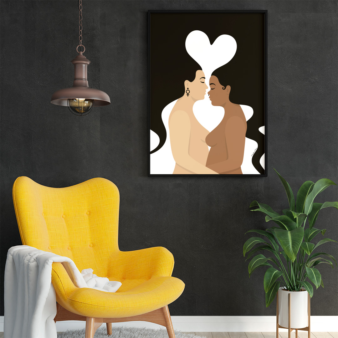 Poster med motivet Kärlek – två kvinnor som omfamnar varandra och vilkas hår är sammanflätat och formar ett hjärta. Färg: svartvit.