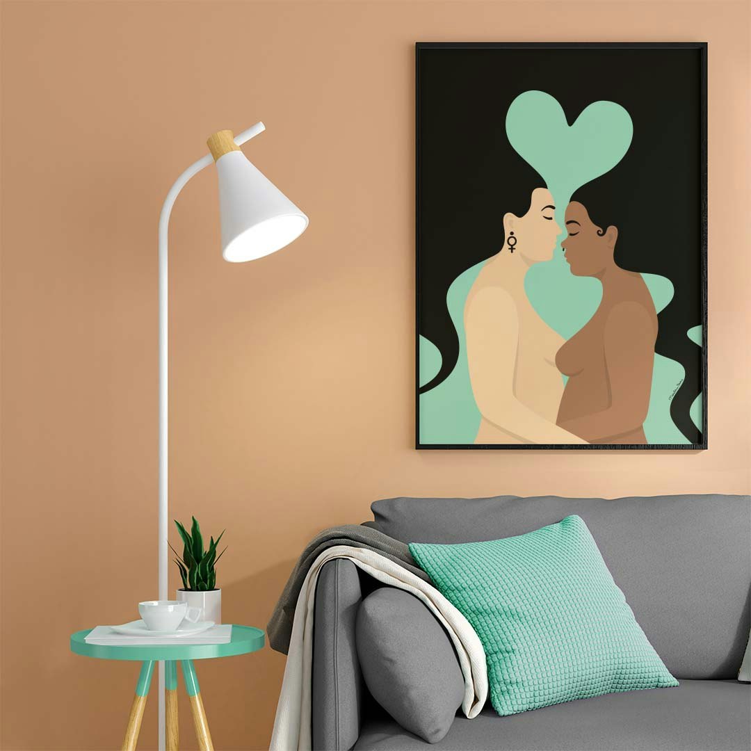 Poster med motivet Kärlek – två kvinnor som omfamnar varandra och vilkas hår är sammanflätat och formar ett hjärta. Färg: mint.
