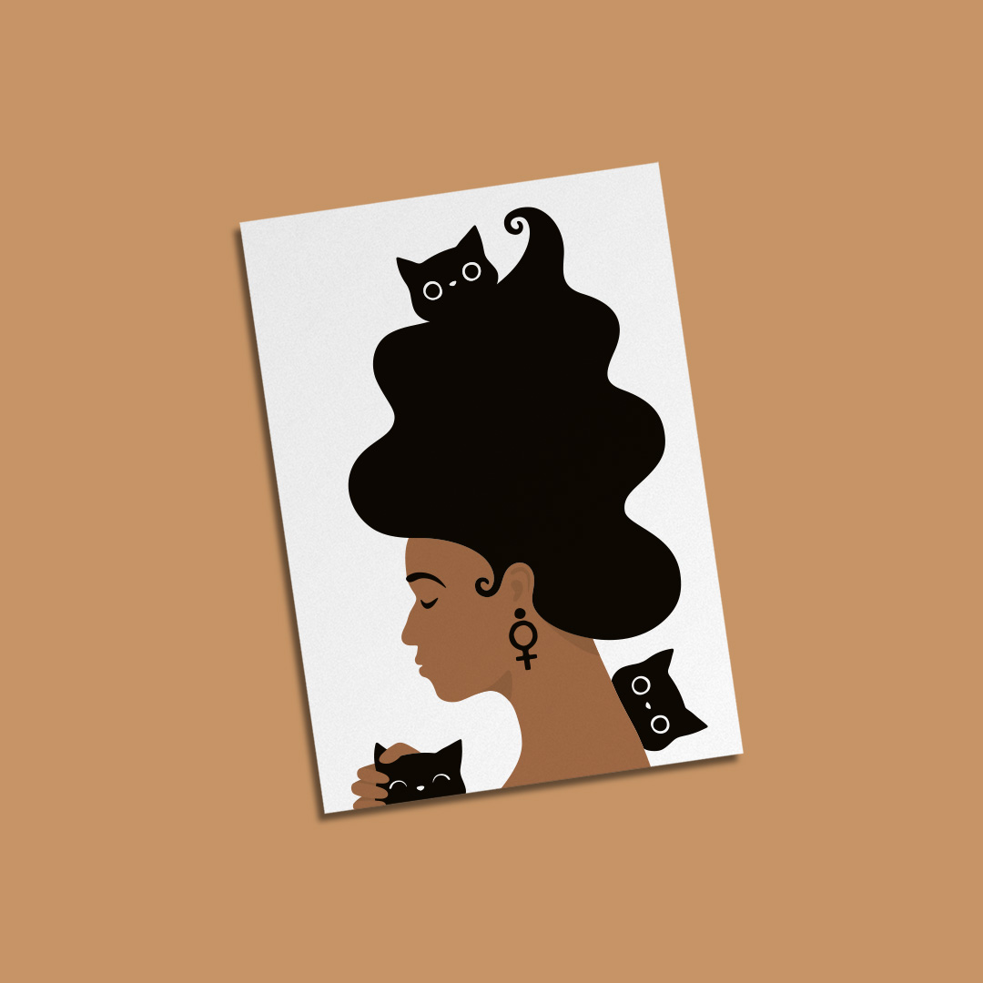 Kort / vykort / miniprint med motivet Kattkvinnan – en kvinna med stort böljande hår, omgiven av tre busiga katter. Färg: svartvit.