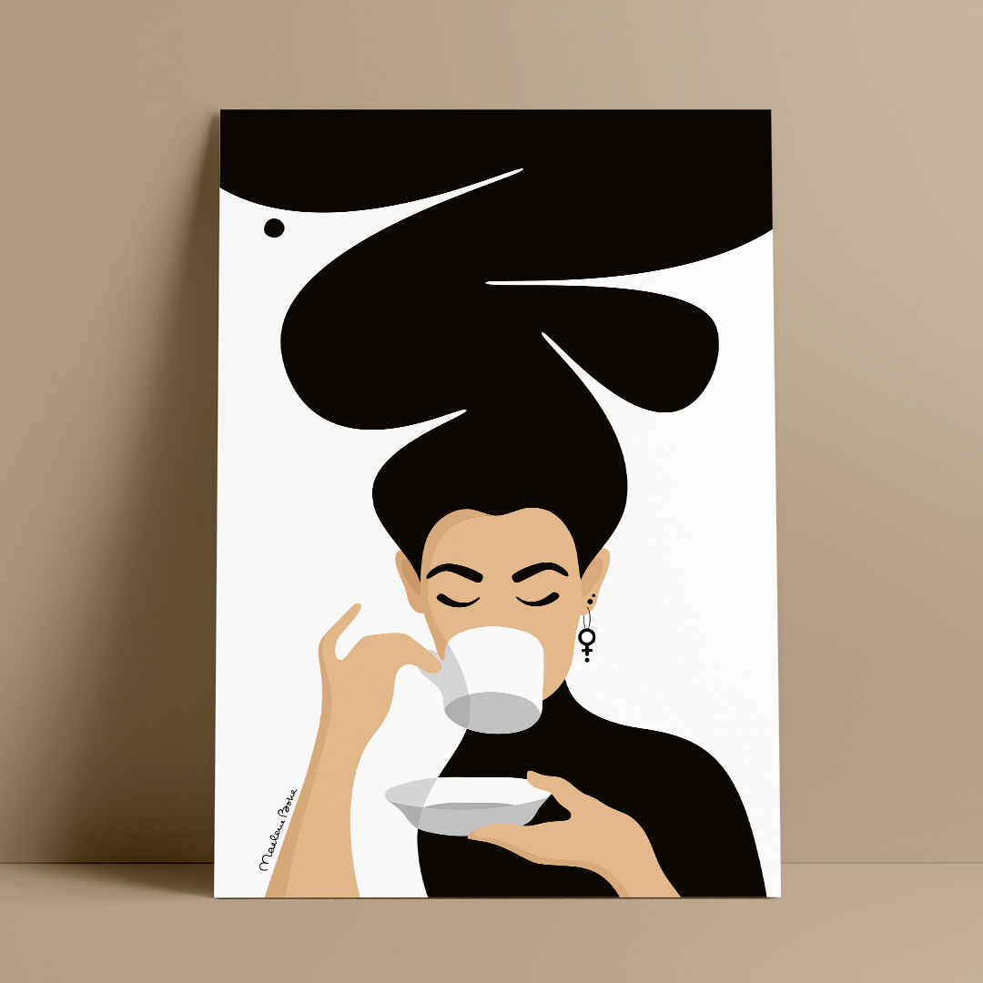 Print / poster med motivet Kaffekvinnan – en kvinna med stort bubbligt hår, en venussymbol i örat och som njuter av en kopp kaffe. Färg: svartvit.