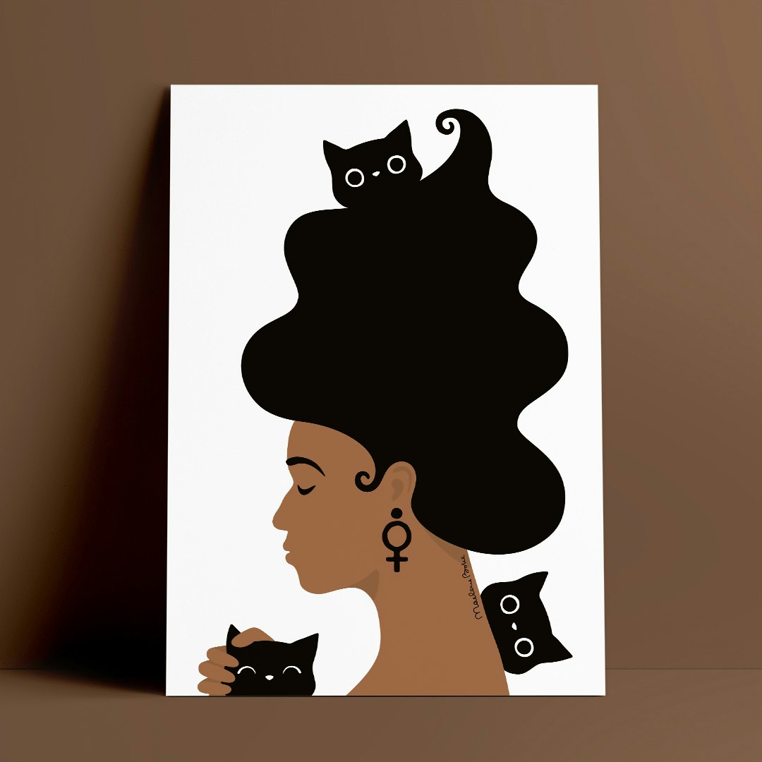 Print / poster med motivet Kattkvinnan – en kvinna med stort böljande hår, omgiven av tre busiga katter. Färg: svartvit.
