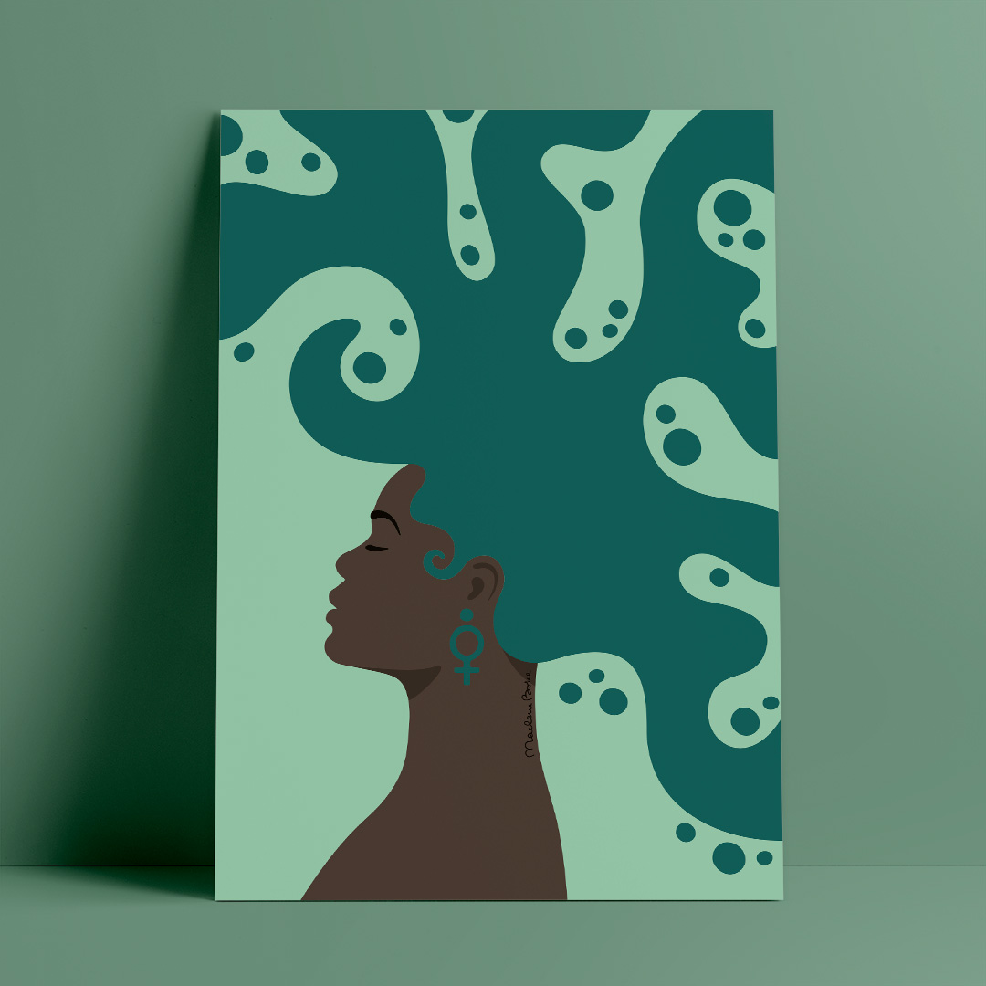 Poster med motivet Havsgudinnan – en stolt svart kvinna med stort lekfullt hår som ser ut som vatten. I örat bär hon ett stort örhänge i form av en venussymbol. Färg: mint och petrol.